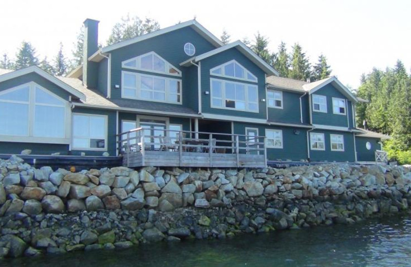 Exterior view of Shearwater Resort & Marina.