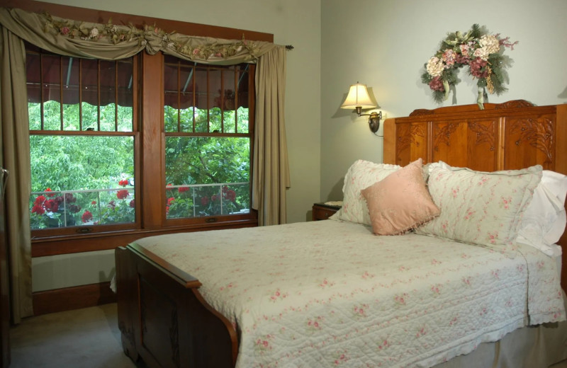 Guest room at Goodman House Bed 