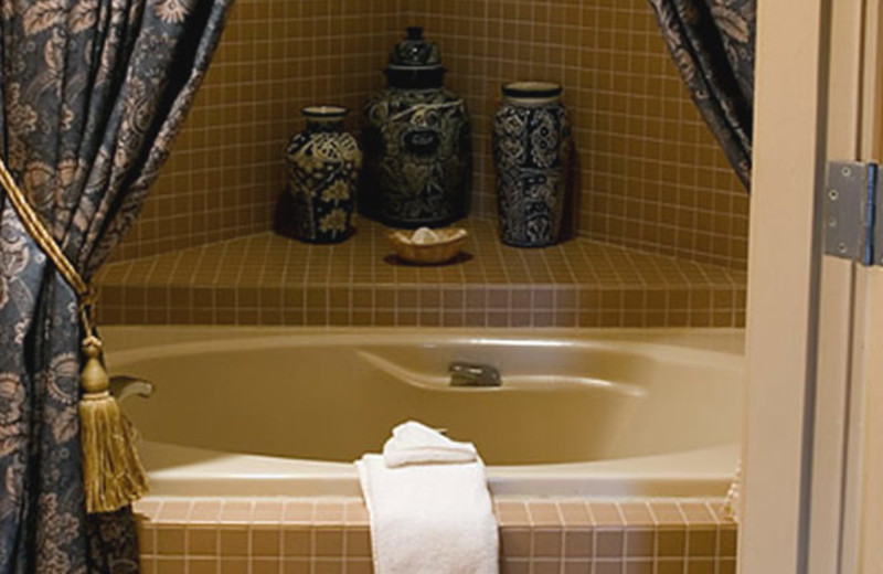 Presidential Suite Bath Tub at Esplendor Resort