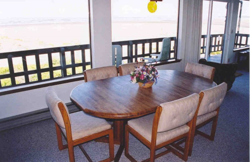 Guest dining room at Hi-Tide Ocean Beach Resort.