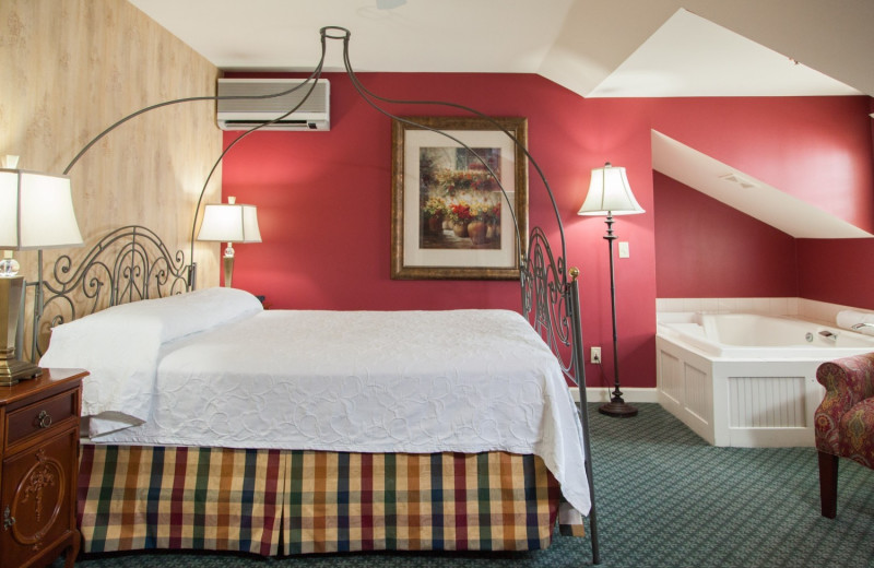 Guest room whirlpool at Harbour View Inn.