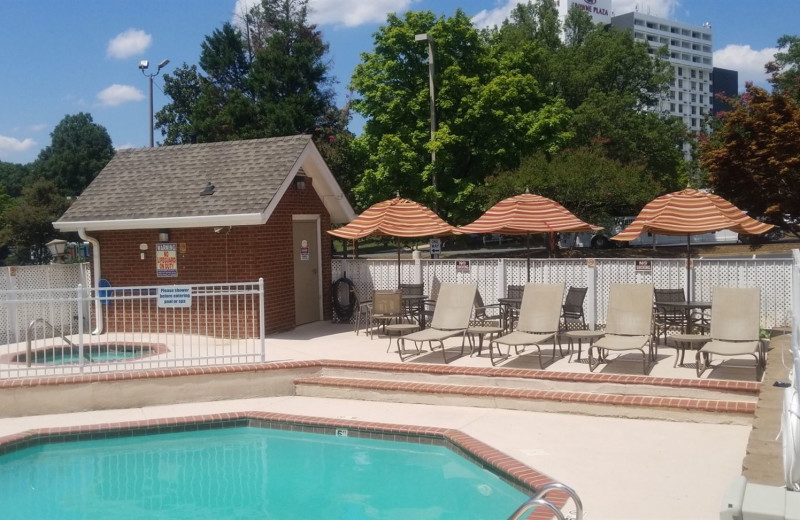 Outdoor pool at Cloverleaf Suites Columbia.