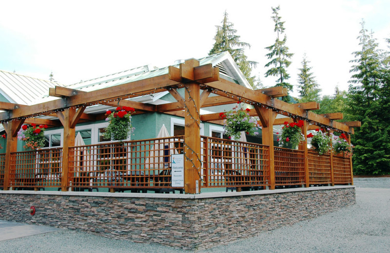 Exterior view of Honeymoon Bay Lodge & Retreat.