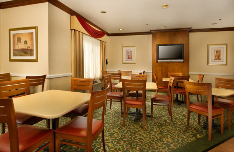 Breakfast Room at Fairfield Inn Manassas