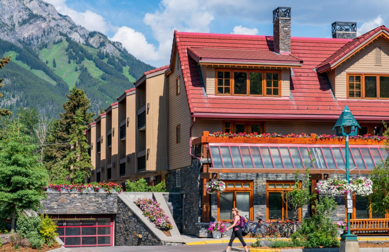 Exterior view of Banff Ptarmigan Inn.