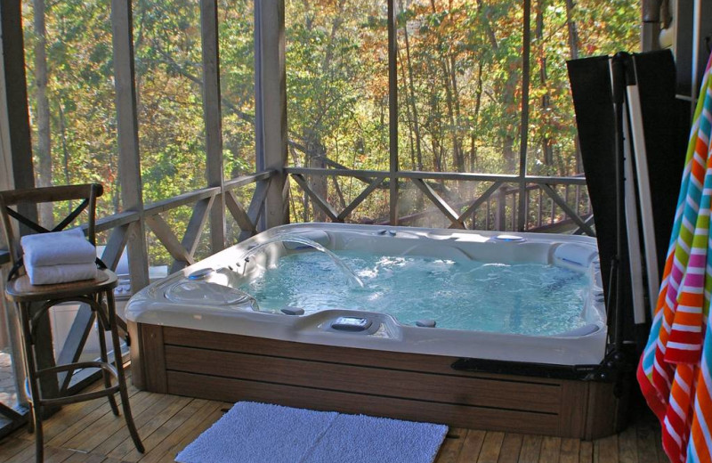 Hot tub at Beaver Lakefront Cabins.