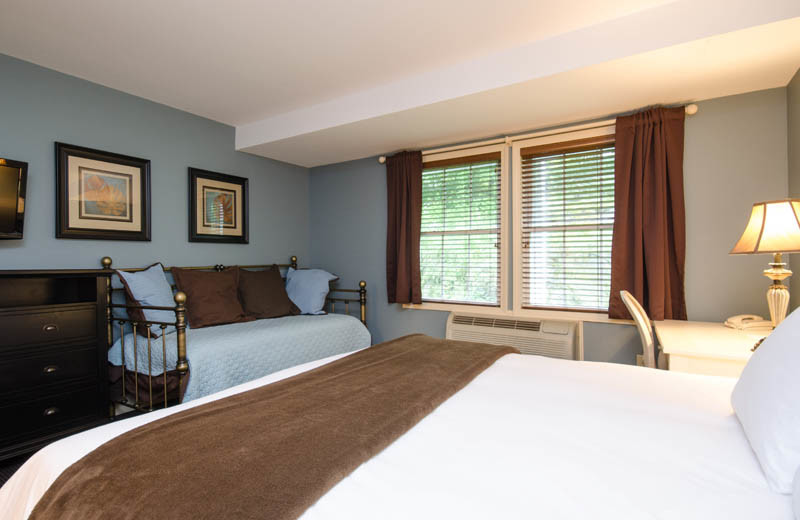 Guest room at OgunquitHotels.net.