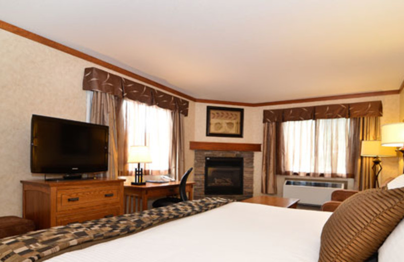 Fireplace guest room at Best Western Plus Fernie Mountain Lodge.