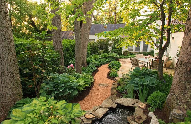 Garden view of Inn at Meander Plantation.