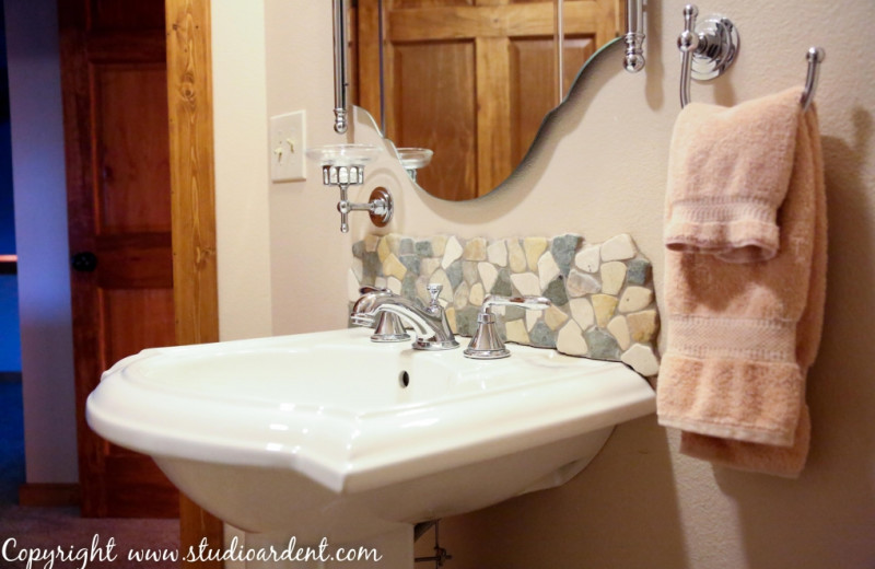 Bathroom at Creekside Lodge.