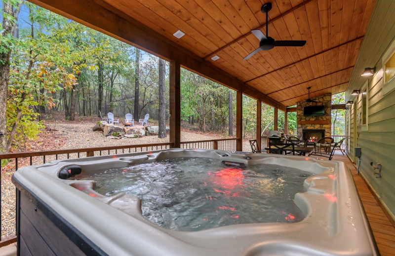 Rental hot tub at Blue Beaver Luxury Cabins.