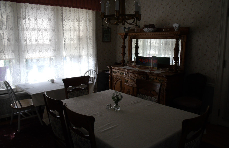 Dining at Stone House Bed 