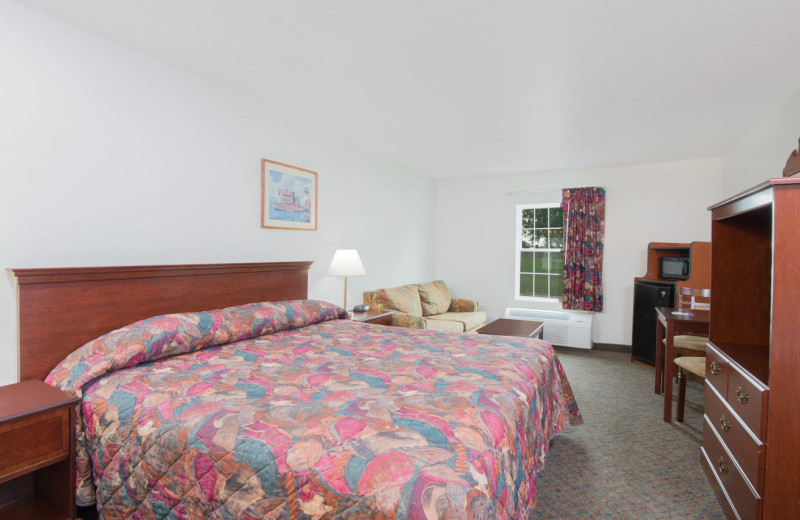 Guest room at Knights Inn Sandusky.