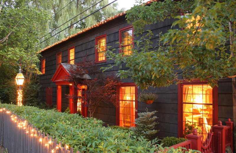 Exterior view of 1795 Acorn Inn Bed and Breakfast.