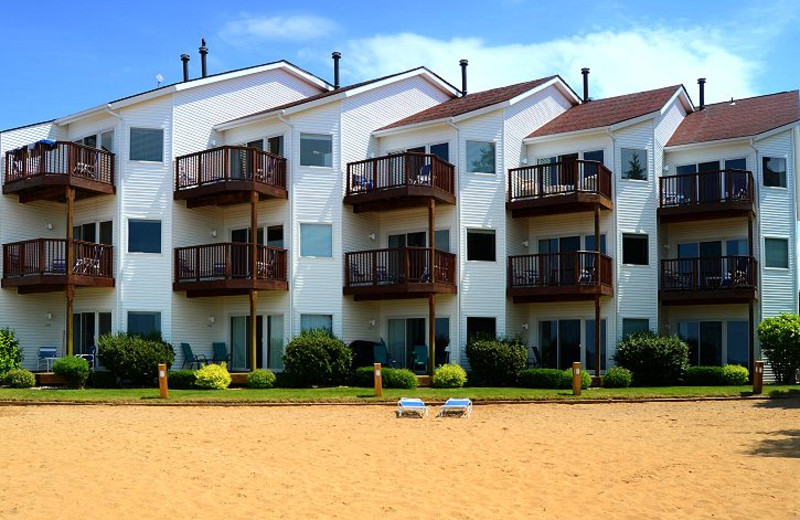 The Beach Condominiums Hotel-Resort (Traverse City, MI ...