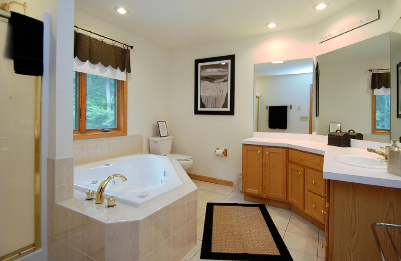 Vacation rental bathroom at Old Timberline Community.