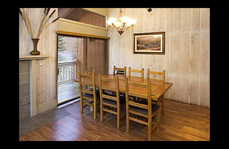 Vacation rental dining area at JetLiving.