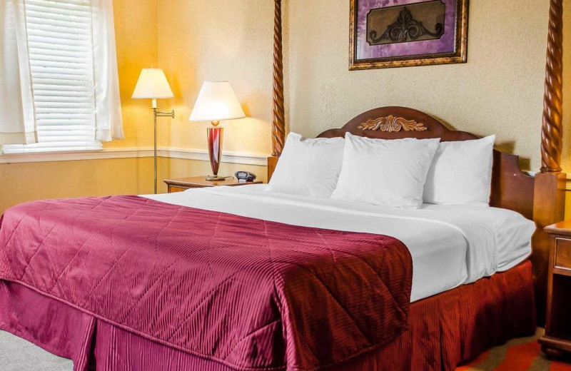 Guest room at Clarion Inn Strasburg - Lancaster.