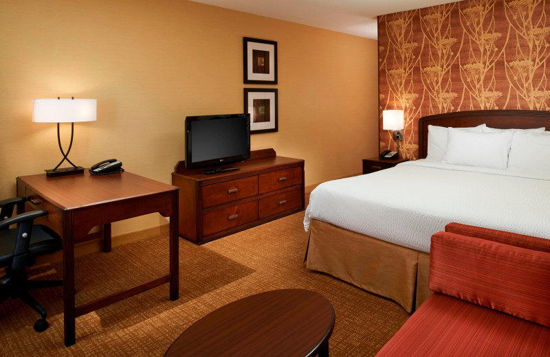 Guest room at Courtyard by Marriott Detroit/ Novi.