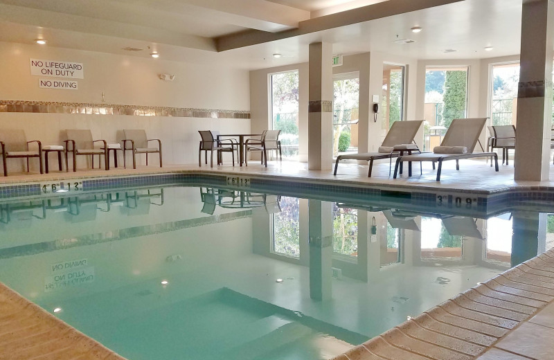 Indoor pool at Courtyard Seattle North/Lynnwood Everett.