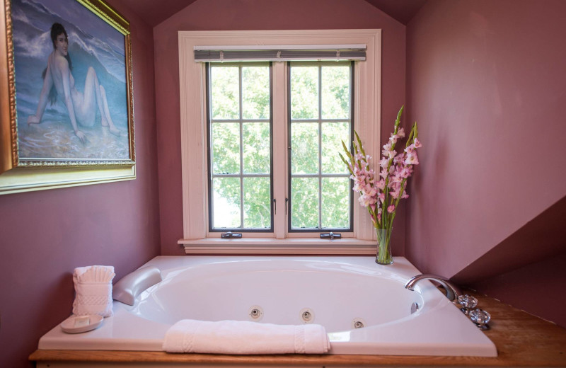 Guest hot tub at Balance Rock Inn.