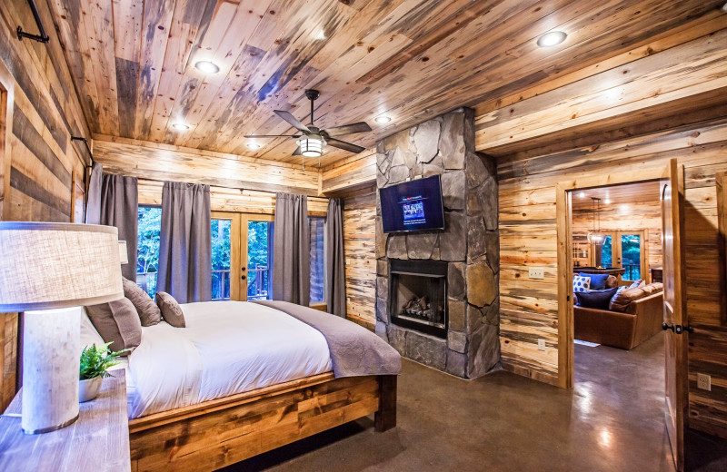 Cabin bedroom at Blue Beaver Luxury Cabins.