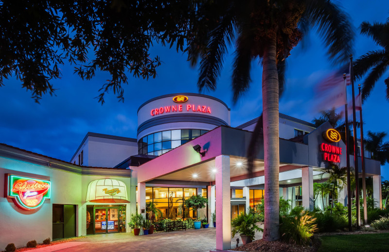 Exterior view of Crowne Plaza Fort Myers.