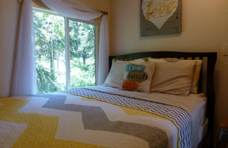 Cabin bedroom at Deadwood Connections.