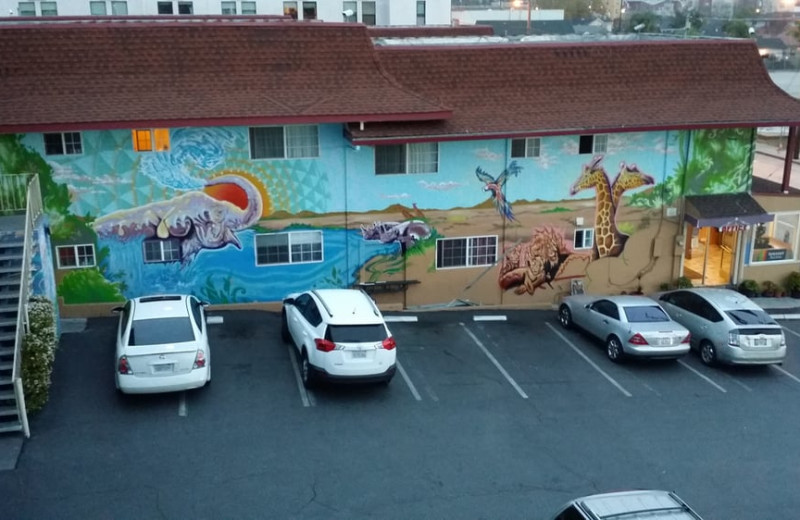 Exterior view of Aqua Breeze Inn.