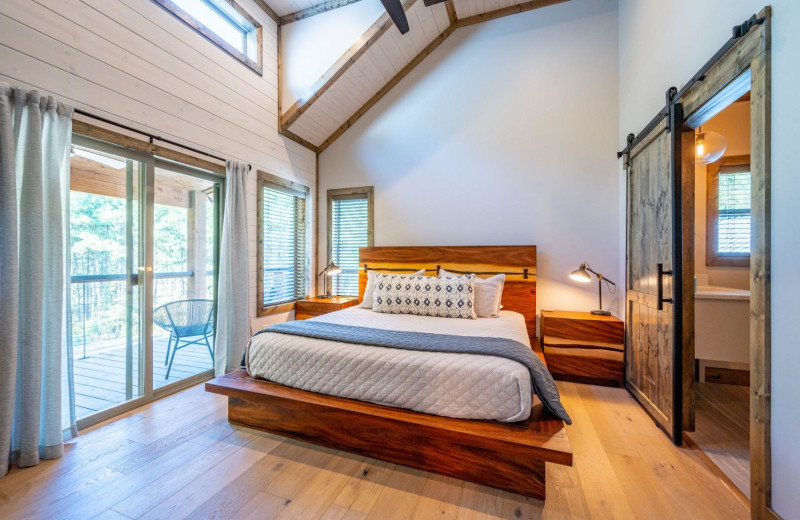 Cabin bedroom at Blue Beaver Luxury Cabins.
