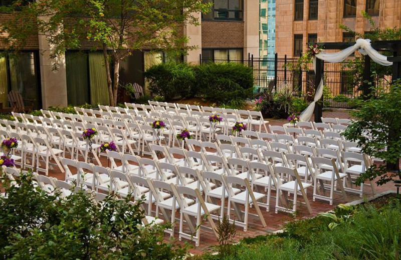 Outdoor wedding at Crowne Plaza Minneapolis.