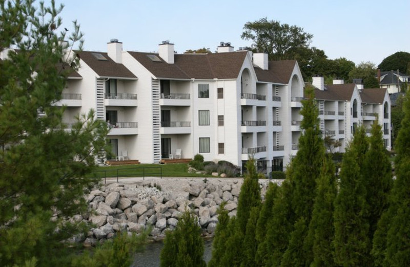 Exterior view of Edgewater Inn on the Harbor.