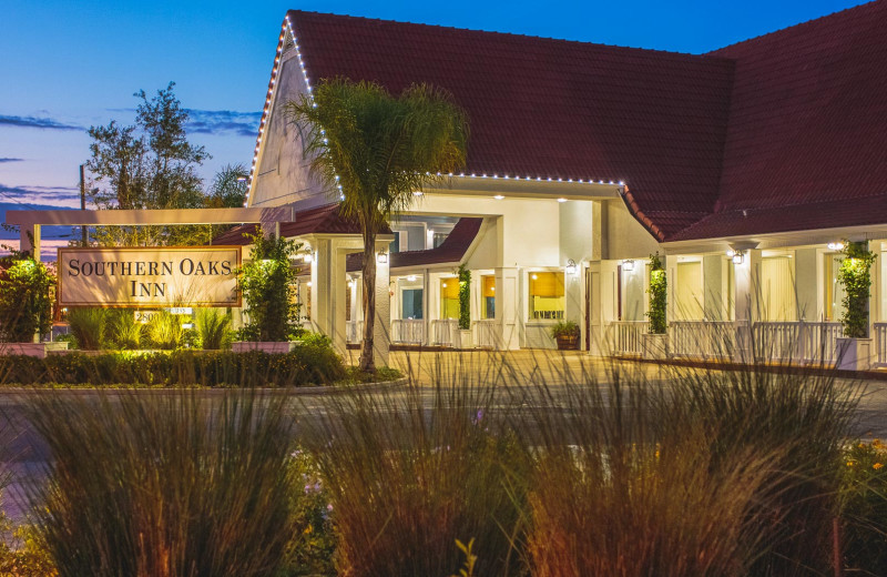 Exterior view of Southern Oaks Inn.