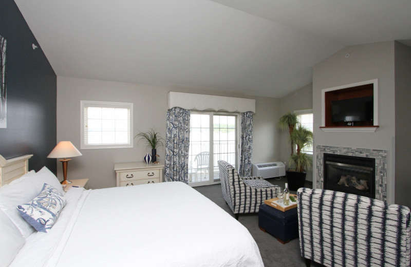 Guest room at Bay Pointe Inn Lakefront Resort.