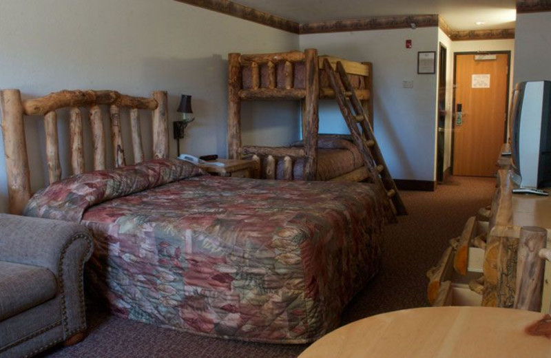 Guest bedroom at Grizzly Jacks Grand Bear Resort.