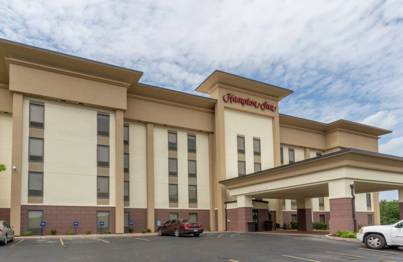 Exterior view of Hampton Inn Jefferson City at Capital Mall.