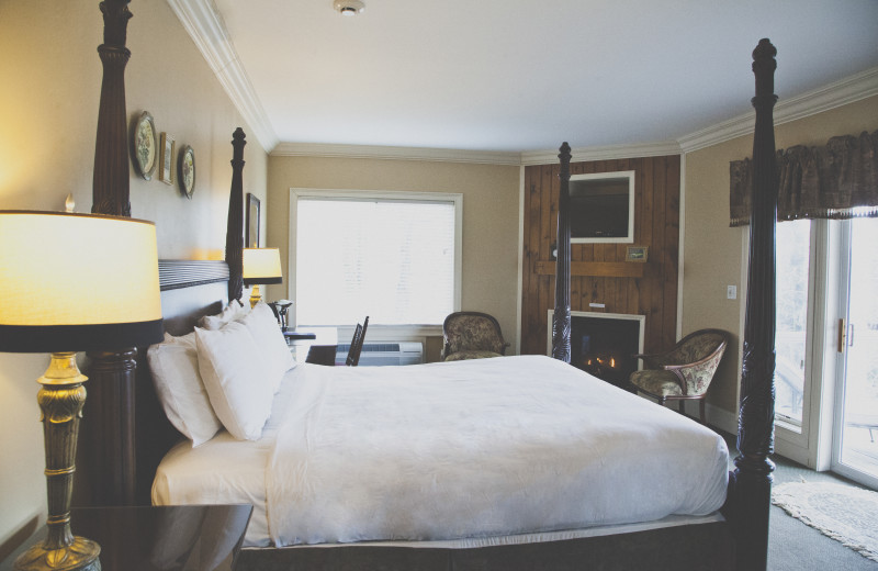 Guest room at The Inn at Crestwood.