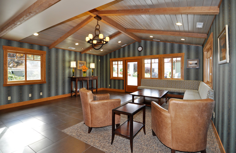 Lounge area at Lakeside Lodge & Suites.