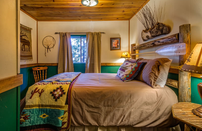 Cabin bedroom at Arrowhead Pine Rose Cabins.