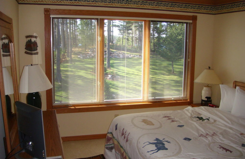 Guest bedroom at The Beacons of Minocqua.