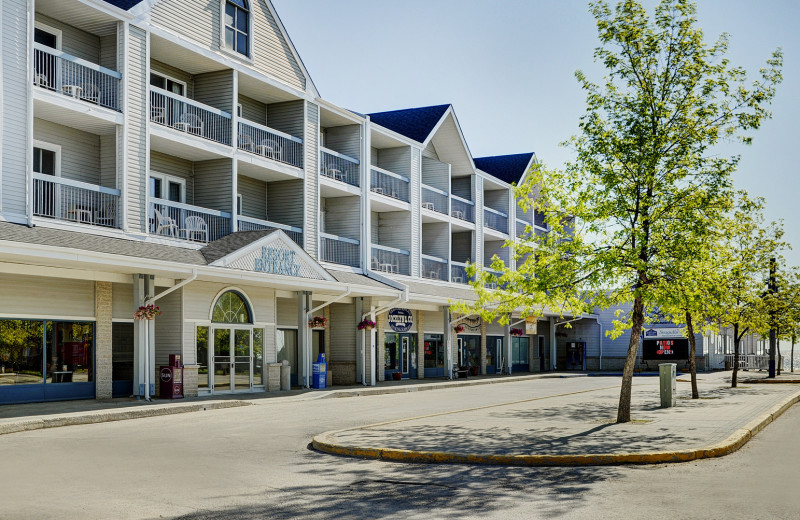 Exterior view of Lakeview Resort Gimli.