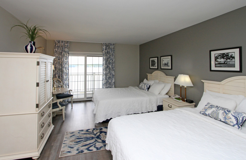 Guest room at Bay Pointe Inn Lakefront Resort.