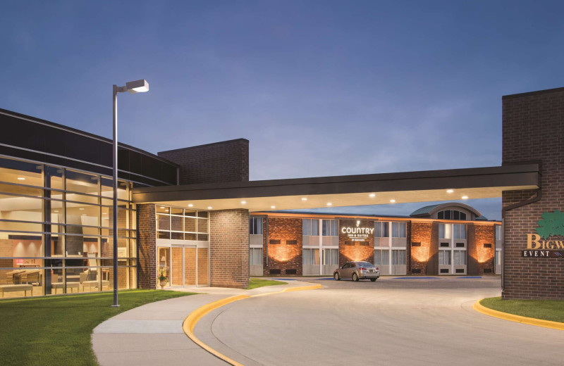 Exterior view of Country Inn & Suites - Fergus Falls.