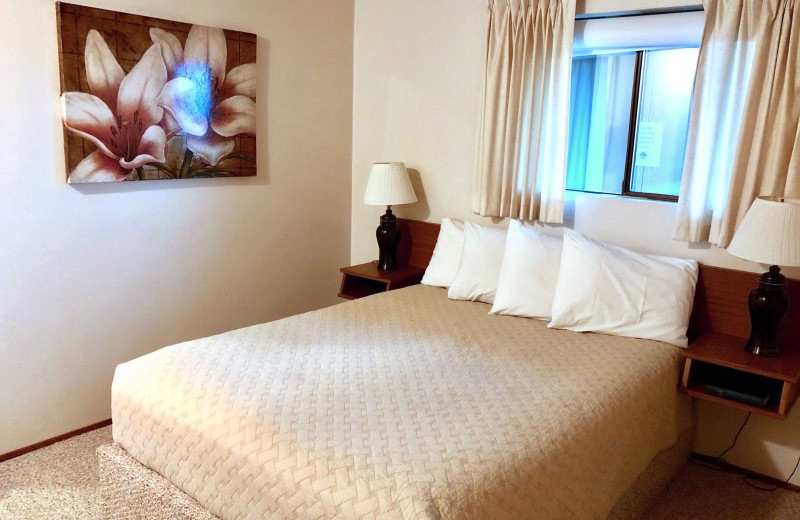 Guest bedroom at Hi-Tide Ocean Beach Resort.