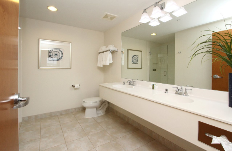 Guest bathroom at Bay Pointe Inn Lakefront Resort.