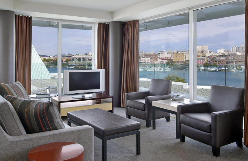 Executive suite sitting area at Inn at Laurel Point.