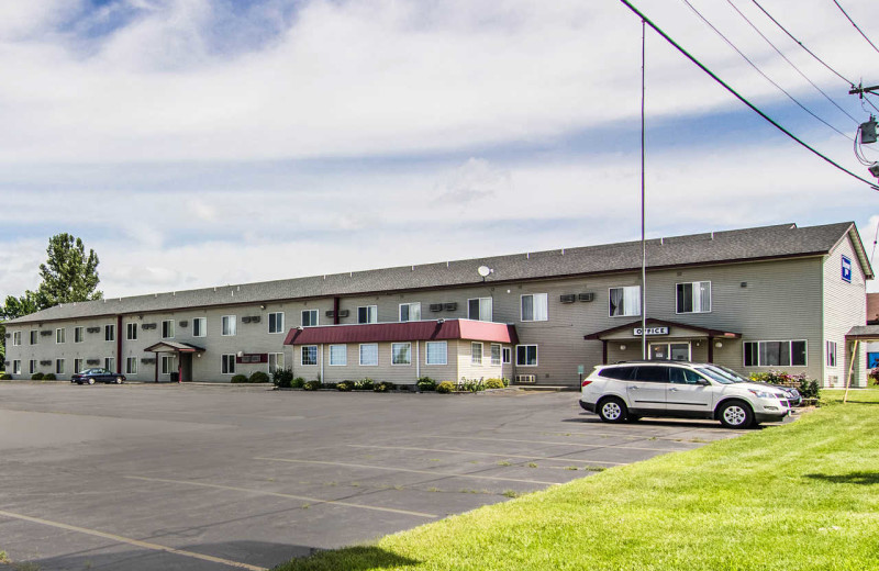 Exterior view of Rodeway Inn - Fergus Falls.