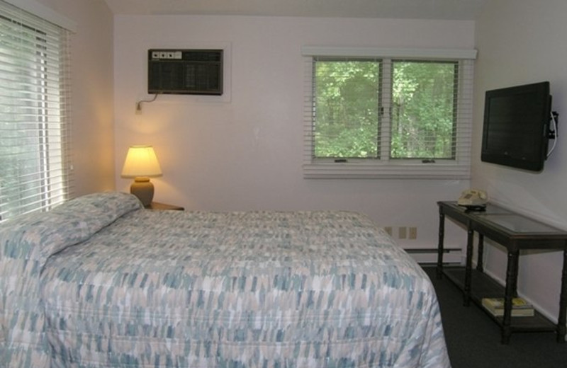 Guest room at Traverse Bay Inn.