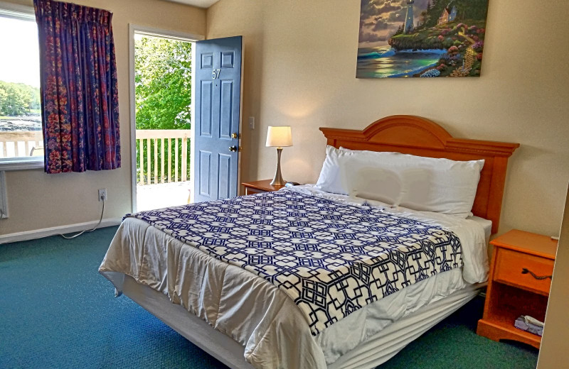 Guest room at The Smugglers Cove Inn.
