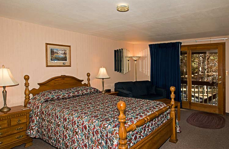 Guest room at 4 Seasons Inn.